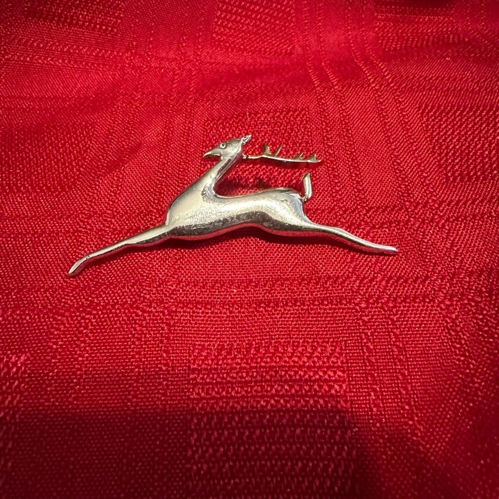 31) Liz Claiborne Two Tone Leaping Reindeer Holiday Brooch Pin Multicolor